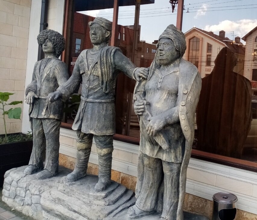 Краснодар. Скульптура "Трус, Балбес и Бывалый".