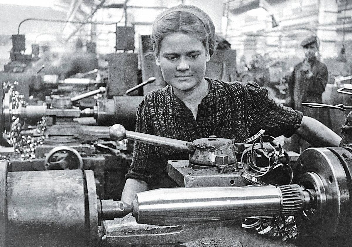 Изготовление комплектующих деталей для снарядов на заводе. 1940-е годы