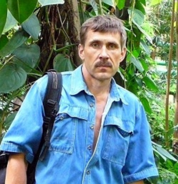 Костромин Андрей Михайлович родился в 1964 году в г. Самаре.
Окончил авиационный институт имени С.П. Королева,
параллельно обучался на курсе "Оформитель" факультета
общественных профессий. Дальнейшее художественное
образование получал самостоятельно, отдавая этому
львиную долю свободного времени.
В настоящее время - свободный художник.
В своем творчестве отдает предпочтение изображению
родной природы в различных ее состояниях,
придерживаясь традиций русской школы живописи.
Впечатления для создания работ черпает в путешествиях
и походах по родным местам, исколесил Россию
от Калининграда до Камчатки, и от Мурманска до Сочи.
Живописные работы находятся в частных и корпоративных коллекциях
России, США, Индии, Финляндии, Германии, Израиля, Японии, Италии.
В настоящее время проживает В Нижнем Тагиле.