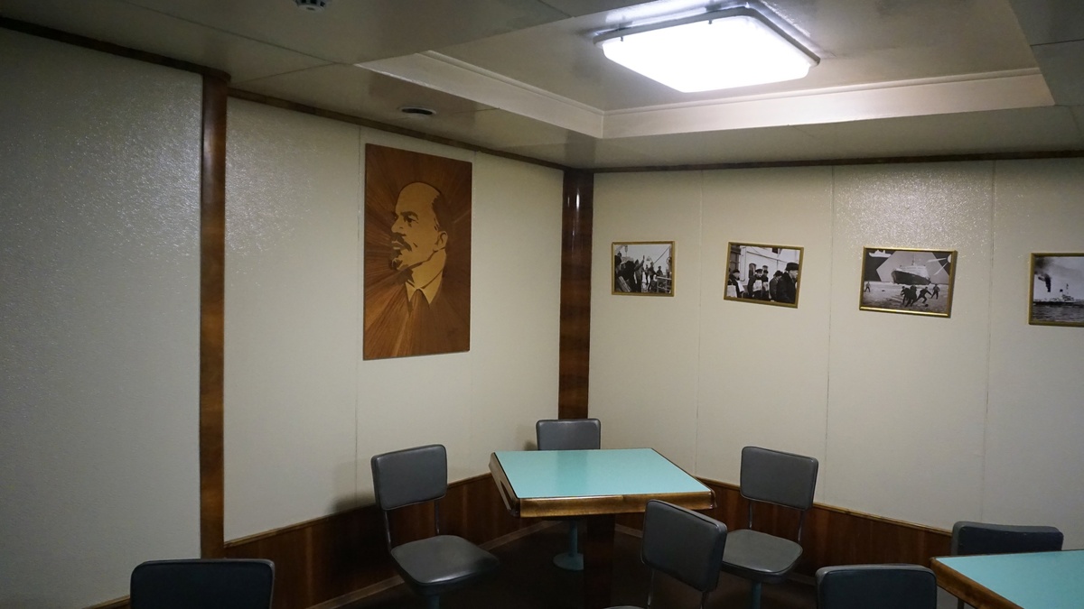 2. Стены украшены фотокарточками, связанынными с эксплуатацией ледокола