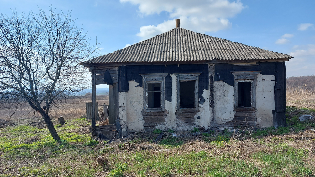 Все украдено до нас. Таких домиков в селе уже больше половины