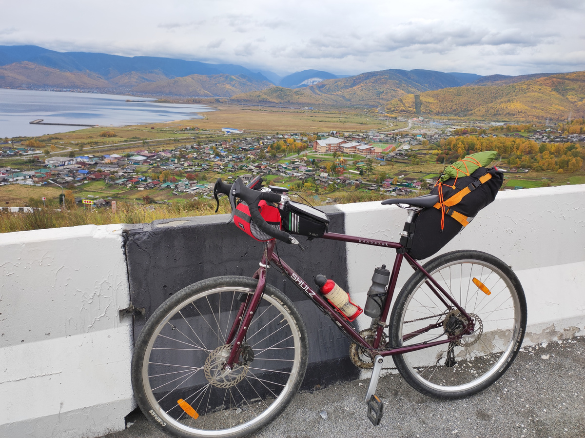 Култук и берег Байкала с серпантина. Осень 2022