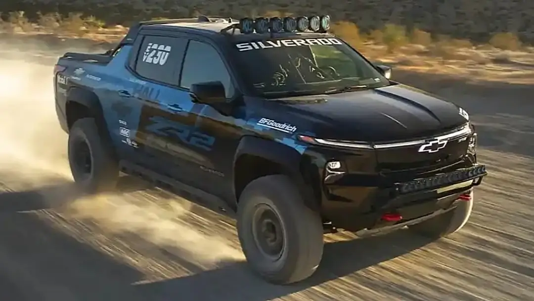 Chevrolet Silverado EV ZR2 Американская компания представила прототип экстремального электропикапа на гонке Mint 400 в Неваде: он соревновался в классе Open Production EV. Несмотря на статус прототипа, конструкция новинки на 98 % состоит из серийных компонентов.