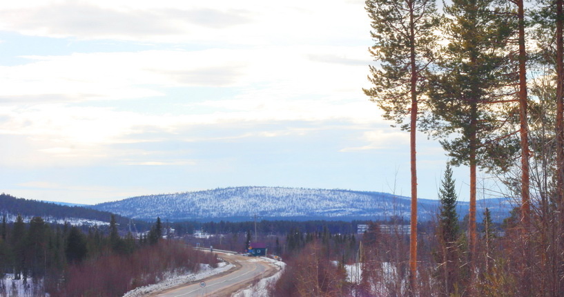 На дороге пост пограничный. А до города ещё далеко.