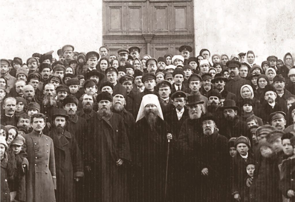 Митрополит Петроградский Вениамин (Казанский) с клиром и прихожанами Гатчинского Павловского собора фото до 1921 года
