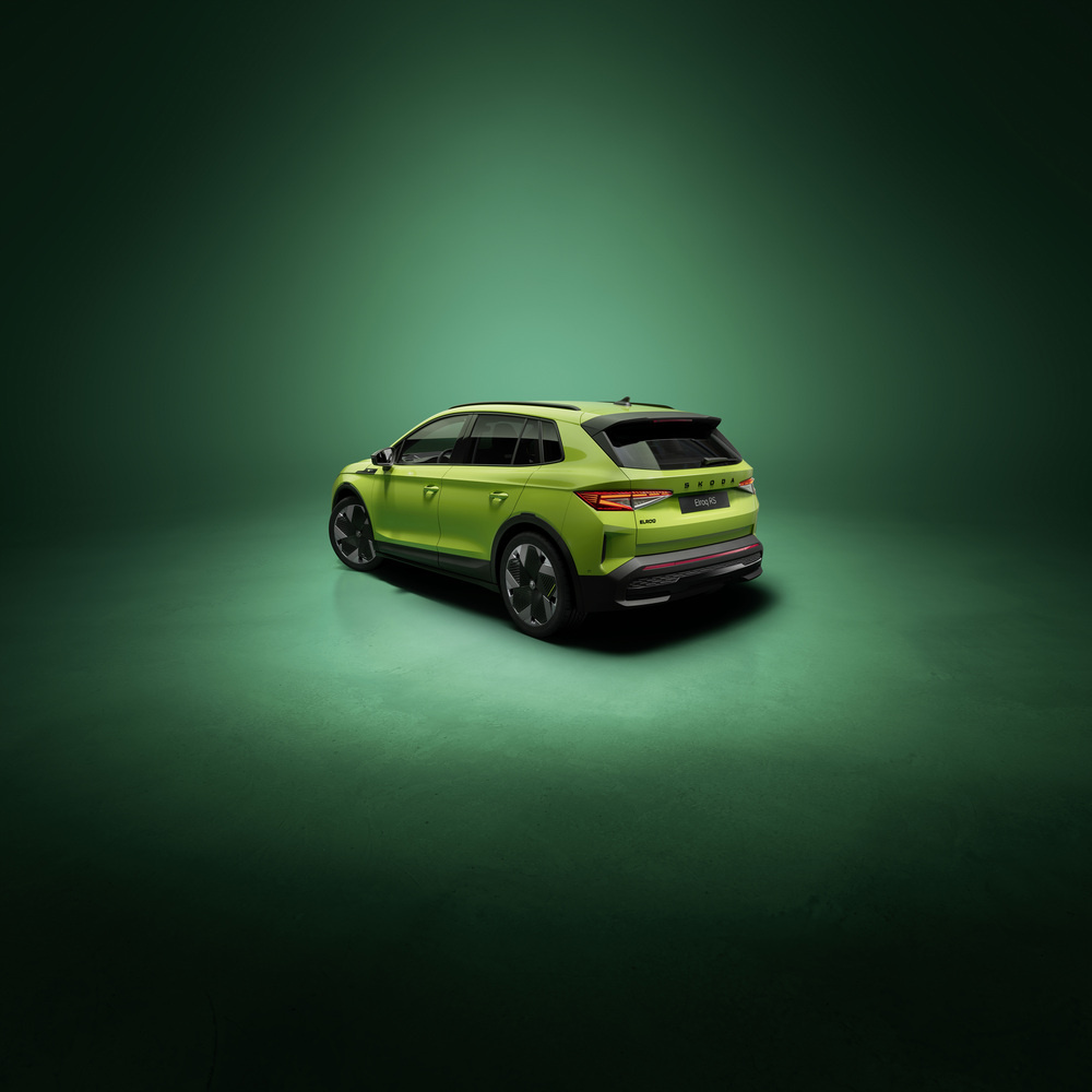 В движение автомобиль приводится за счет двух электродвигателей совокупной отдачей в 340 л. с.