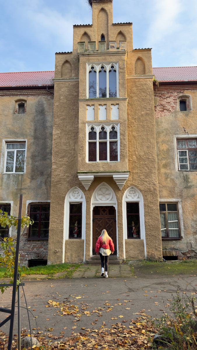 Находится замок в получасе езды от центра Калининграда