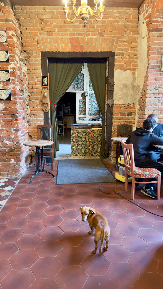 Вход в замок Вальдау платный, в октябре 2024 г. цена была 500 руб.