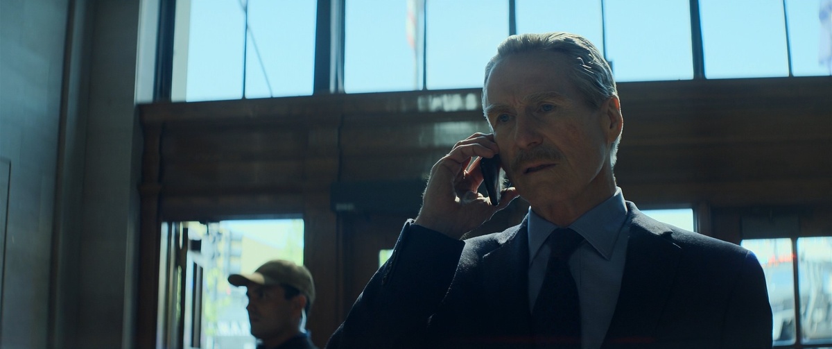 В первом трейлере можно было заметить сцену с омоложенным на компьютере Уильямом Хёртом. Видимо, в ходе пересъёмок много что изменилось. 