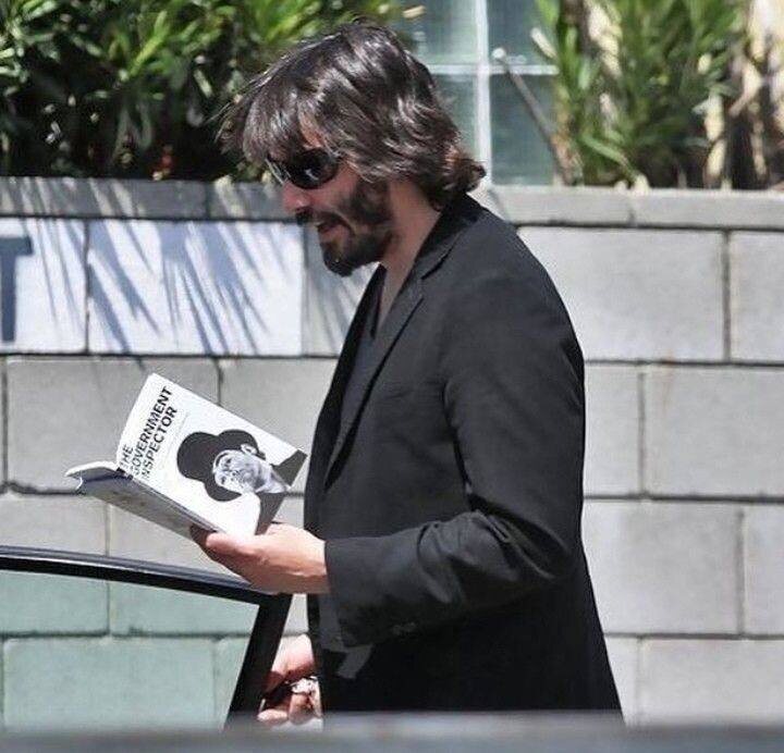  Киану Ривз читает гоголевского «Ревизора» (театральную адаптацию Алистера Битона)