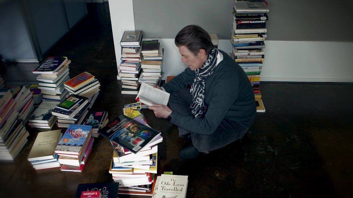 Выбирает книгу Дэвид Боуи. Фото: Jimmy King, 2013