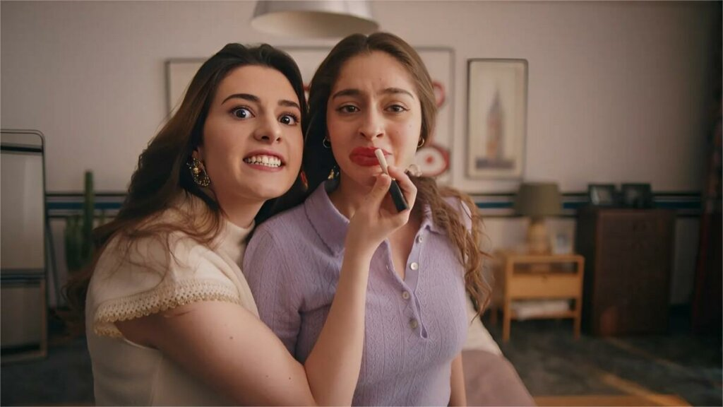 Фотография из открытых источников сети. Инджиля (Джемре Байсел) и Наз (Асуде Калебек)