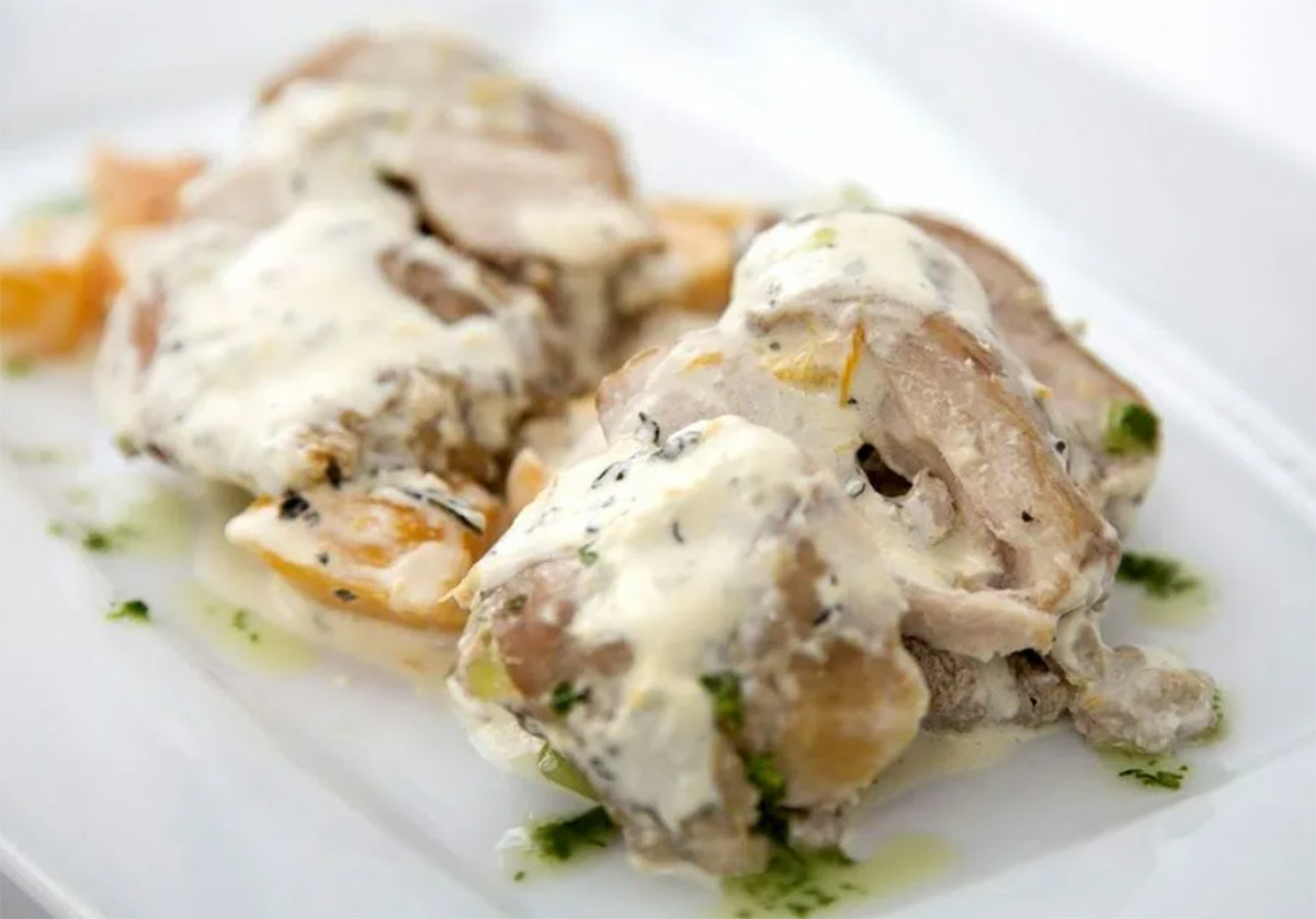 Кролик в сметанном соусе