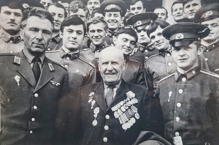 Николай Иванович Сапожников – в центре