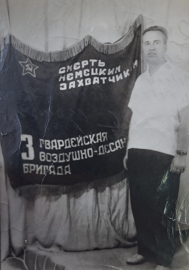 Ветеран ВДВ Анатолий Филатович Гоненко со знаменем, которое он хранил