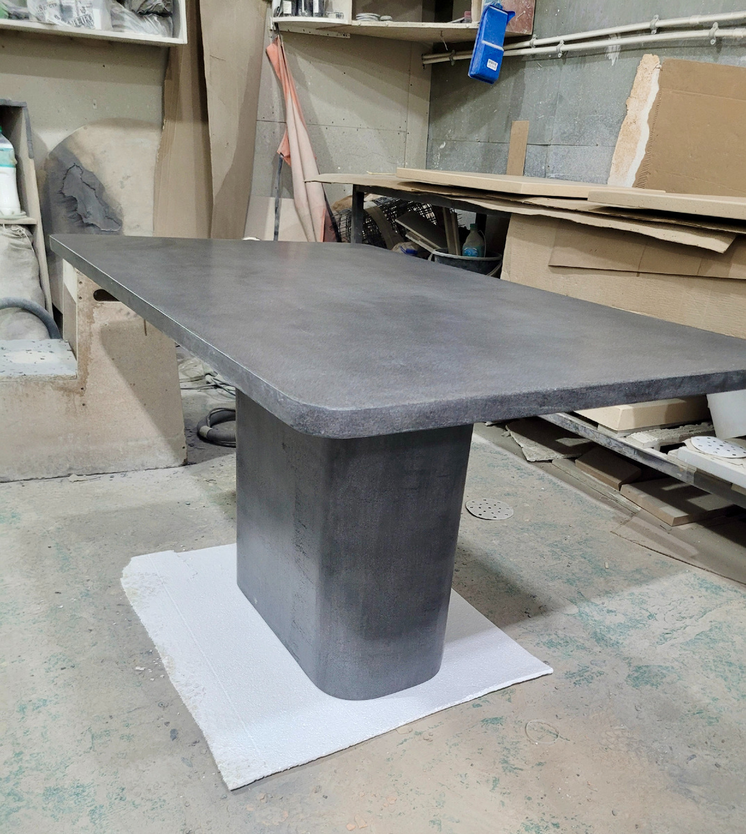 стол из микроцемента