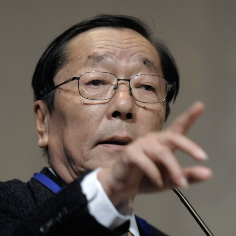 Масару Эмото (яп. 江本 勝 Эмото Масару, 22 июля 1943, Иокогама — 17 октября 2014) — японский деятель псевдонауки, известный экспериментами, направленными на доказательство того, что вода якобы обладает способностью «воспринимать информацию» от окружающей среды. Основной метод «доказательства» состоит в «воздействии» на воду произносимыми и написанными словами и изучении структуры кристаллизации такой воды, которая, по его заявлениям, изменяется в зависимости от смысла этих слов. Начиная с 1999 года Эмото издаёт книгу «Послание воды», содержащую фотографии кристаллов с пояснением, какая информация была «послана» воде.