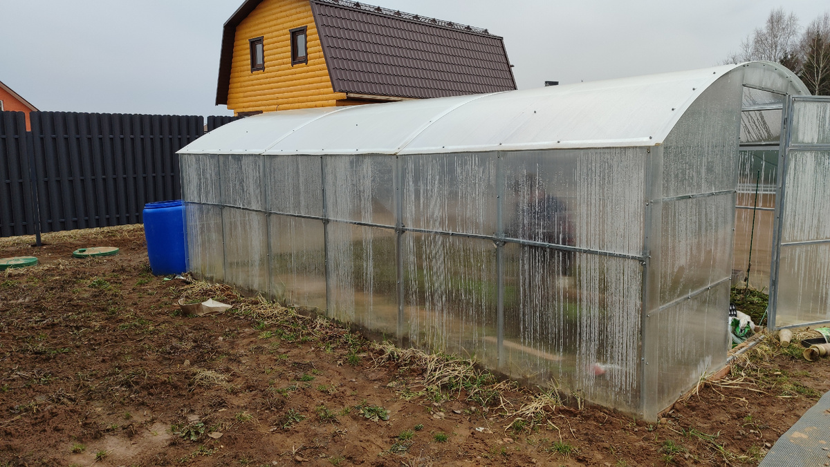 Напомню, что мы имели до: поликарбонатную теплицу на фундаменте из бруса 100×100, каркас которой притянут на внешние края бруса, что забирало по 10 см полезного пространства с каждой стороны