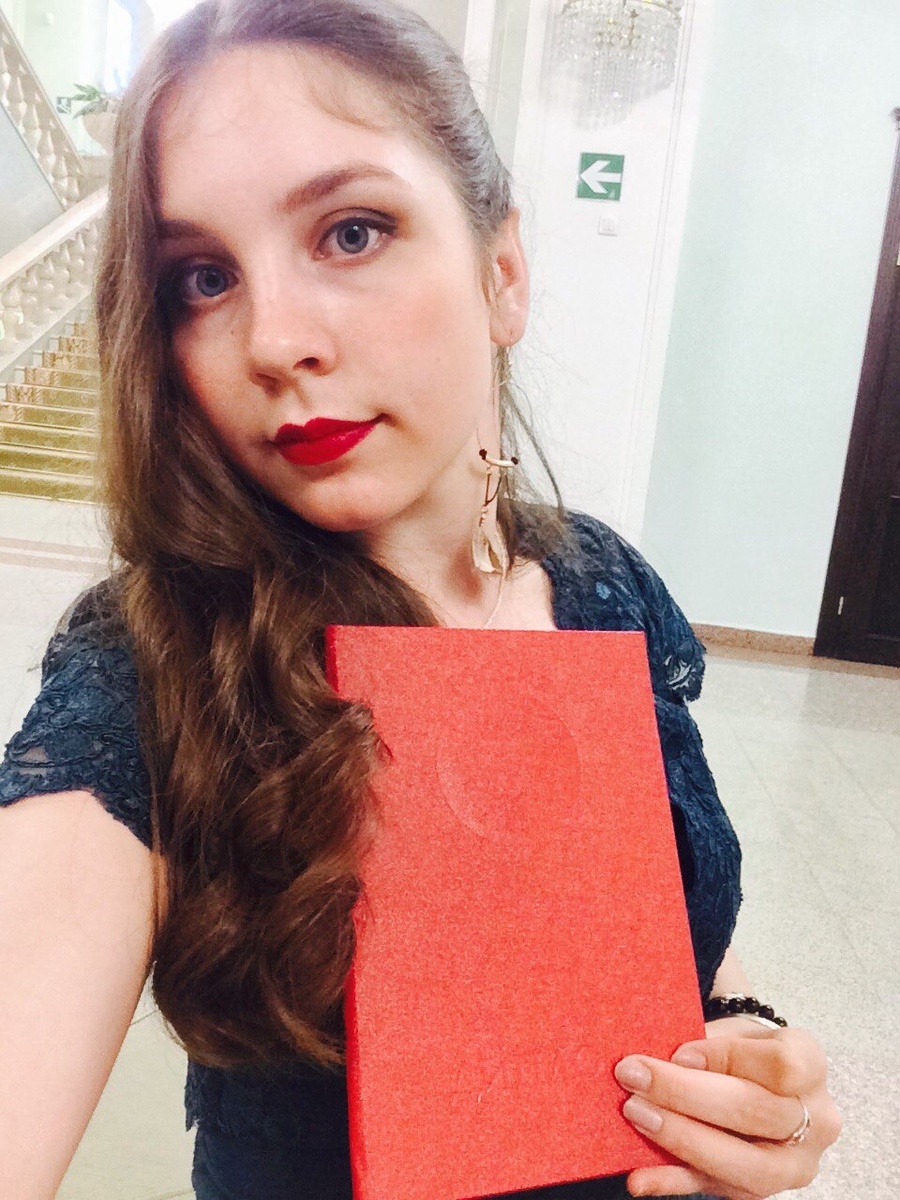 Это я в день торжественного вручения красных дипломов 