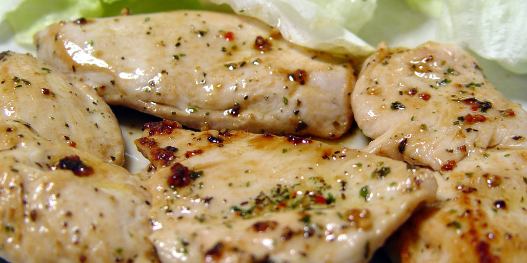 Куриная грудка в кефире — нежно и диетично