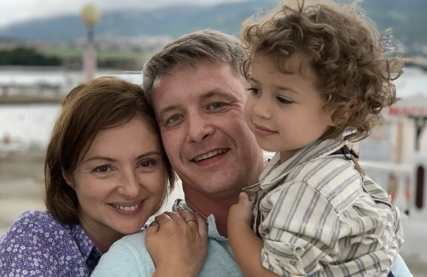 Неравный брак, развод с известной актрисой и новая любовь многодетного актера Александра Макогона