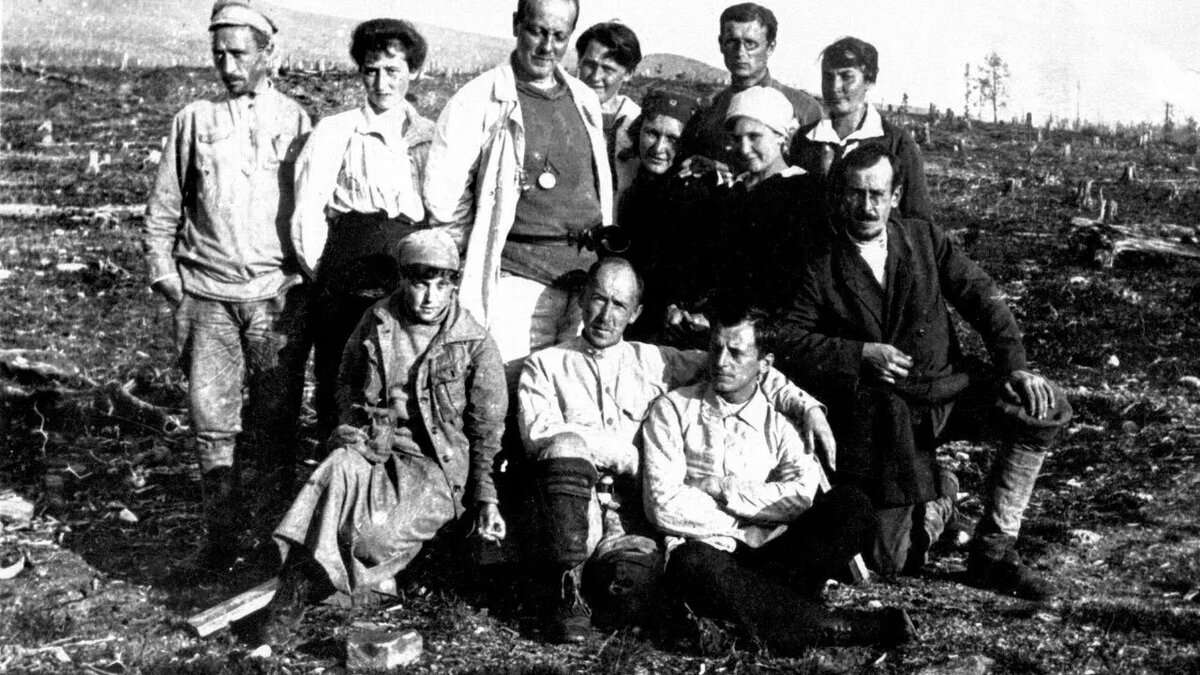 В 1920 году под руководством академика Александра Ферсмана началась масштабная экспедиция в Хибинский массив на Кольском полуострове. В состав научной группы вошли:
Минералог Александр Лабунцов;
Геохимик Константин Власов;
Топографы и горные инженеры.
Главной задачей было изучение неизведанных горных массивов для поиска стратегического сырья, необходимого молодому Советскому государству.
Ключевые открытия:
Гигантские залежи апатита (1925);
Обнаружено крупнейшее в мире месторождение апатито-нефелиновых руд Запасы оценивались в 2 млрд тонн.;
Промышленные месторождения нефелина;
Сырьё для производства алюминия, соды и цемента;
Редкие минералы;
Впервые найдены эвдиалит, ловчоррит, титанит;
Технологические инновации
Экспедиция применяла передовые методы:
Геохимический анализ пород;
Радиометрическая съёмка;
Детальная геологическая картография.
Развитие промышленности
Созданы:
Апатитовый горно-обогатительный комбинат (1929)
Волховский алюминиевый завод (1932)
Научный прорыв
Заложены основы советской минералогической школы
Наследие
Основан город Кировск – центр апатитовой промышленности
Создан Полярно-альпийский ботанический сад (мировой северный рекорд)
Коллекция минералов Хибин стала эталонной для мировой науки