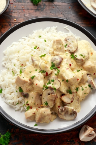 Курица в сливочном соусе с грибами