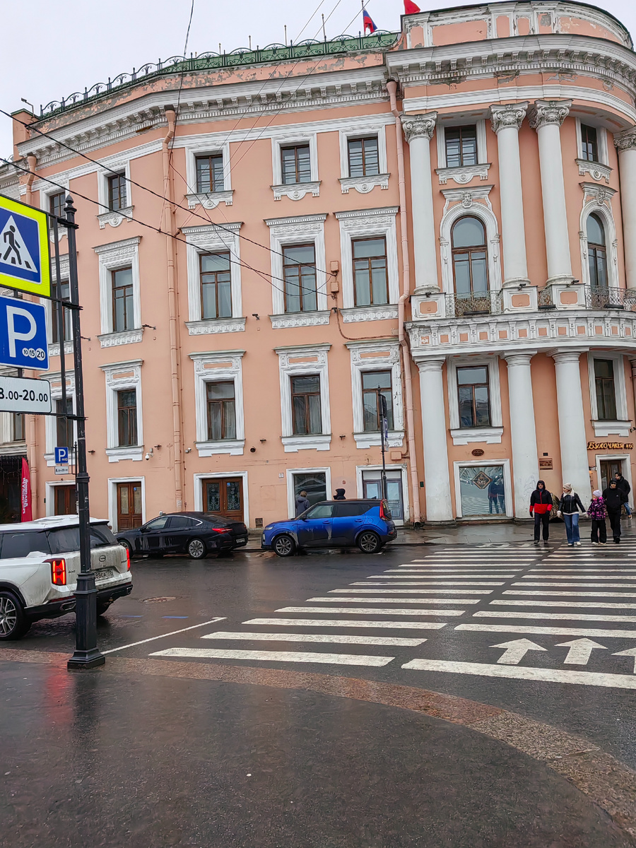 Это особняк снаружи, немного левее вход в Отель Талион. Угол Невского и Мойки.