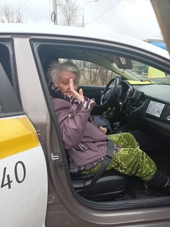 На фото: Прощальный взмах руки. Впереди новая жизнь. // Фото автора