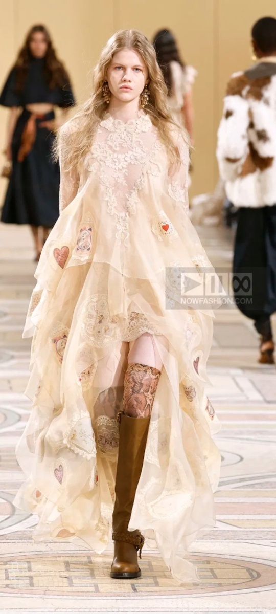 Каскадное, ассиметричное, мнооослойное платье