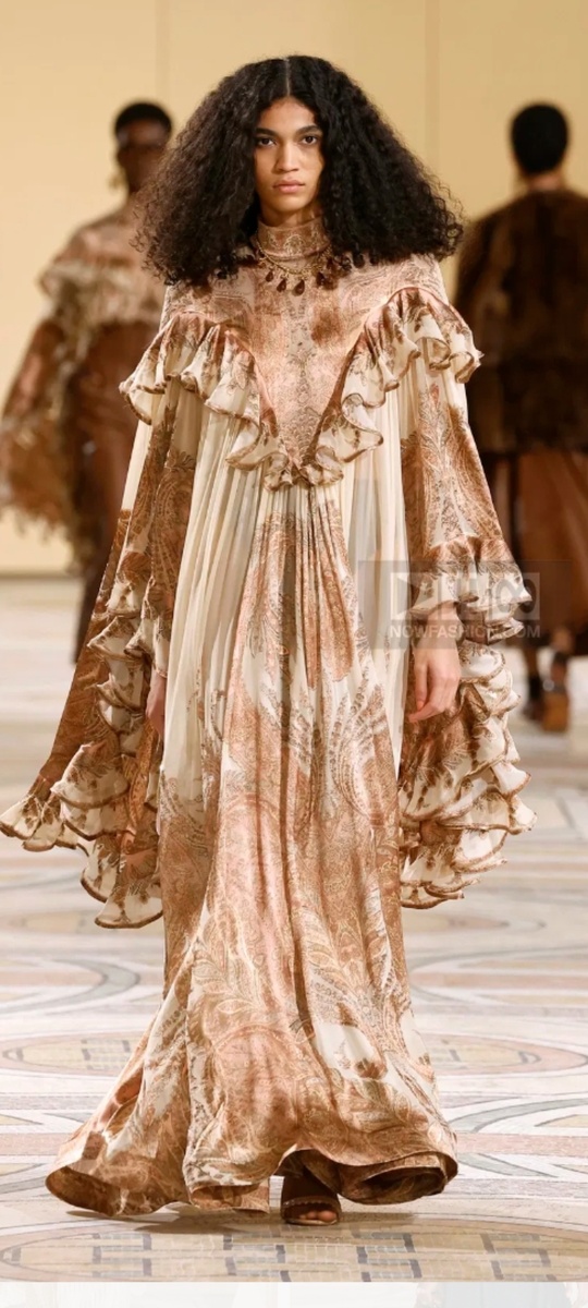 Свободные силуэты, много воланов и рюш