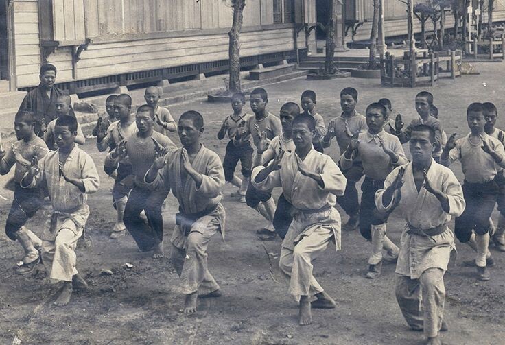 300 лет назад за эти знания убивали. Сегодня их продают на мастер-классах.
Окинава, 1609 год. Простым крестьянам запрещено даже прикасаться к оружию. За нарушение — смерть. Но именно в этих условиях родилось искусство, превращающее человеческое тело в смертоносное оружие.
Знаете ли вы, что:
✔ Настоящие ката создавались как зашифрованные боевые инструкции
✔ Оригинальный удар "нукитэ" мог пробить горло сквозь доспехи
✔ Современное спортивное карате использует лишь 12% древних техник
