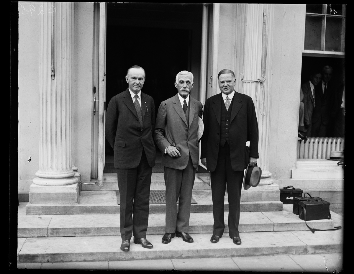 Слева направо: Кэлвин Кулидж – президент США в 1923-1929гг, Эндрю Меллон* – министр финансов США в 1921-1932 гг, Герберт Гувер** – президент США в 1929-1933 гг. Белый дом, Вашингтон, округ Колумбия. Источник: сайт Библиотеки Конгресса США (https://lccn.loc.gov/2016888984)