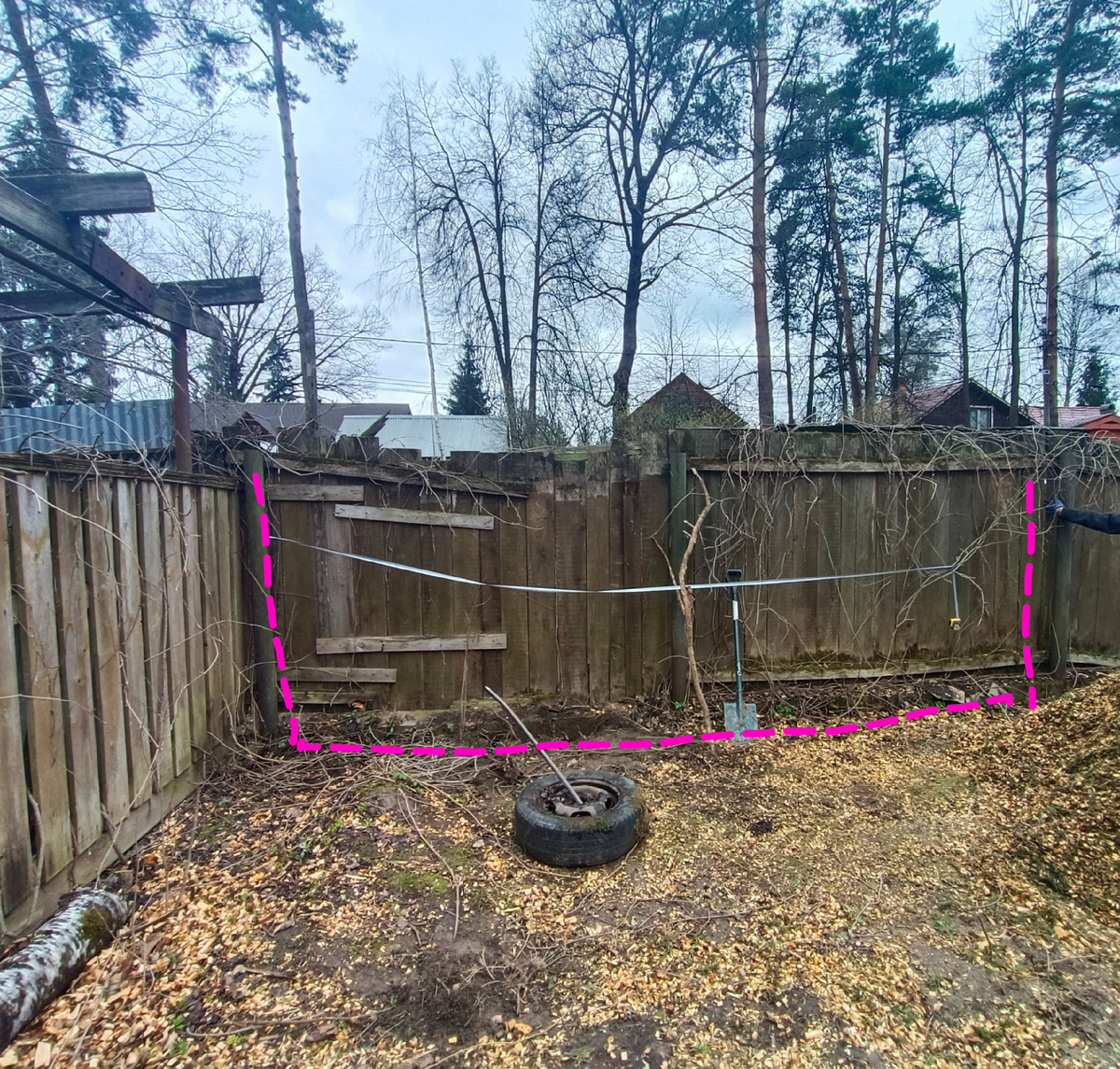 Въездная зона - вид с участка. Фото из личного архива автора