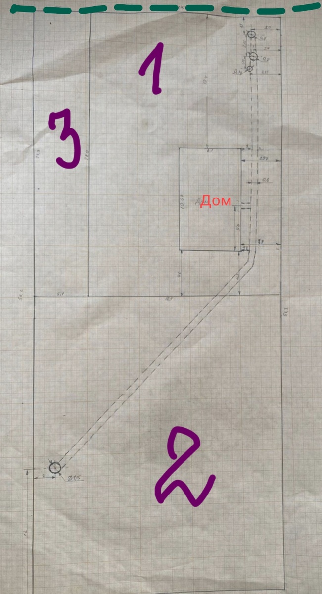 Наш участок целиком. Зеленый пунктир - улица. Фото из личного архива автора
