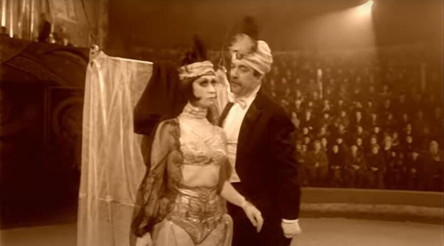    «Cделай загадочное лицо, дура!». Фото: Кадр из к/ф «Собачье сердце», 1988 г.