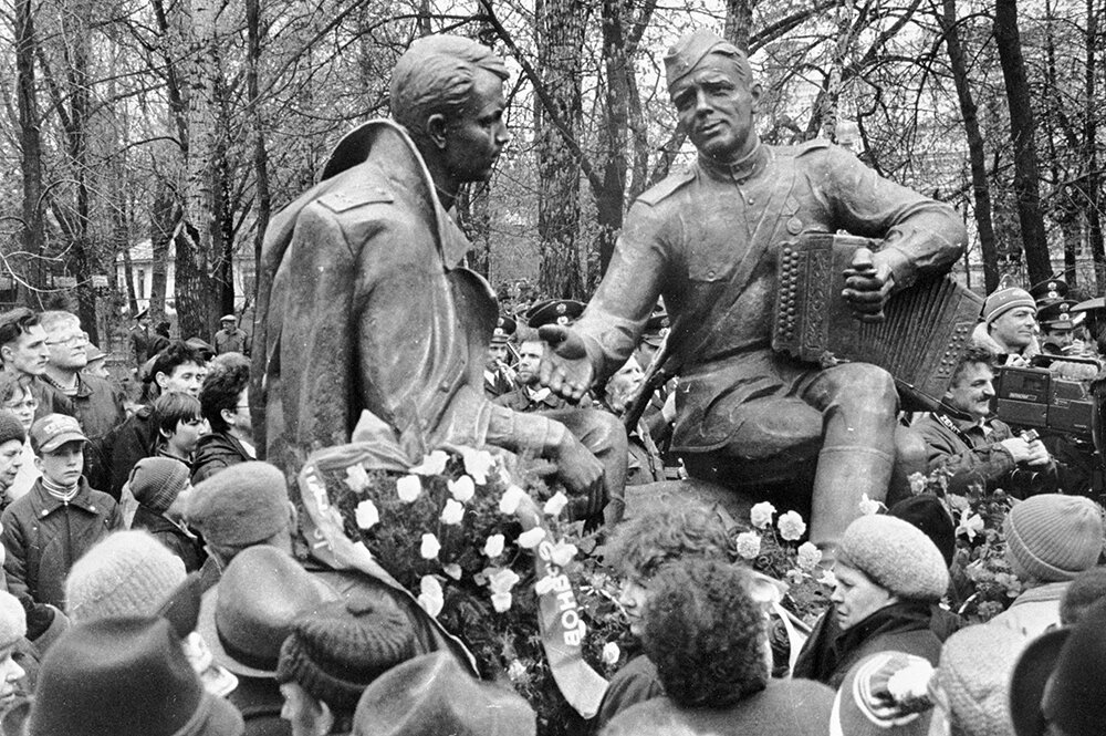    Памятник Василию Тёркину в Смоленске, 1997 год. Фото:  РИА Новости