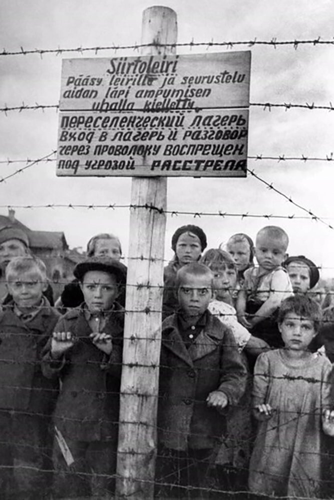   Снимок военного фотокора Галины Санько. 1944 год, только что освобождённый Красной Армией финский концлагерь в Петрозаводске. Девочка в первом ряду — Клавдия Нюппиева. Фото: Commons.wikimedia.org