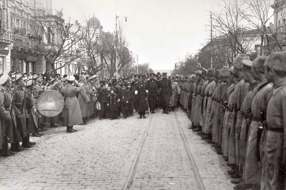    Адмирал Врангель принимает парад войск Севастопольского гарнизона. Фото: Из архива/ Российский государственный архив Военно-Морского Флота.