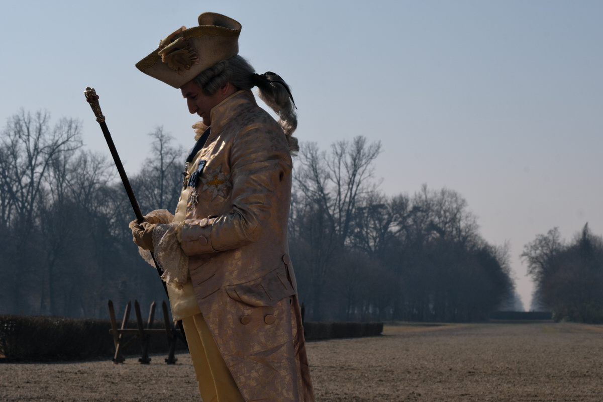 Начало фильма: солнце ещё светит последнему королю (Гийом Кане), но продлится это недолго...