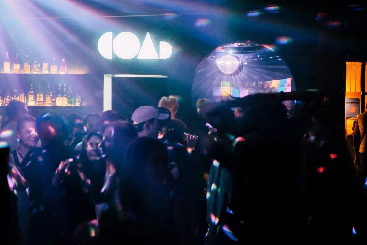 Чилл-зоны, большой танцпол и закрытый двор сделали «Соль» одним из лучших мест для отдыха в городе. Фото: Бар «Соль»