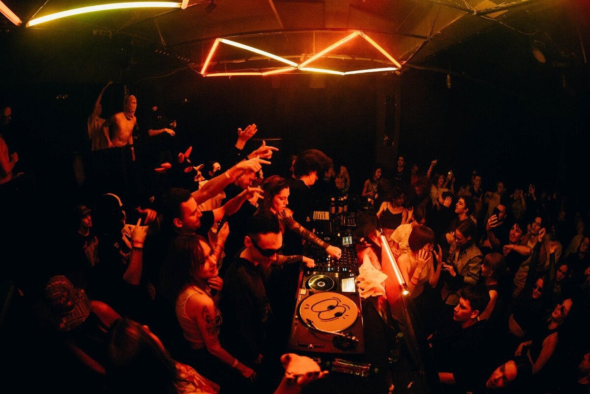 Диджей-сеты здесь проходят почти каждую неделю — если тянет потанцевать, смотрите афишу в телеграм-канале заведения. Фото: Werk
