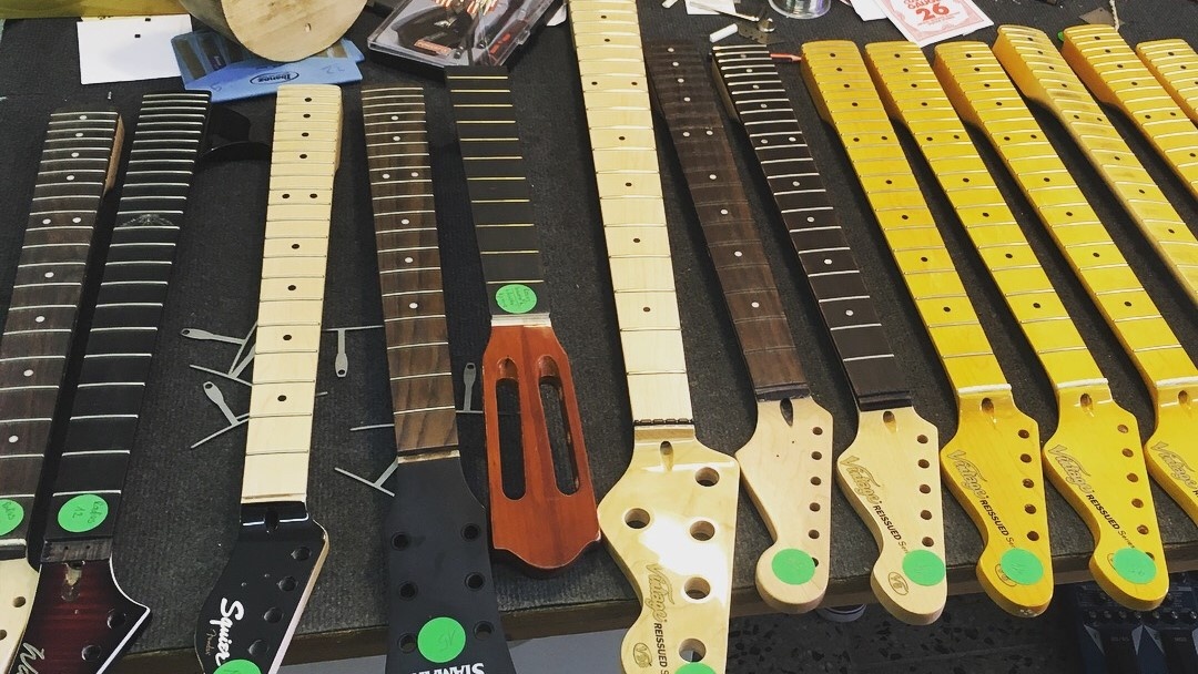 Кленовые лакированные грифы светло-желтые, нелакированные грифы из палисандра и эбенового дерева - от коричневого до черного цвета