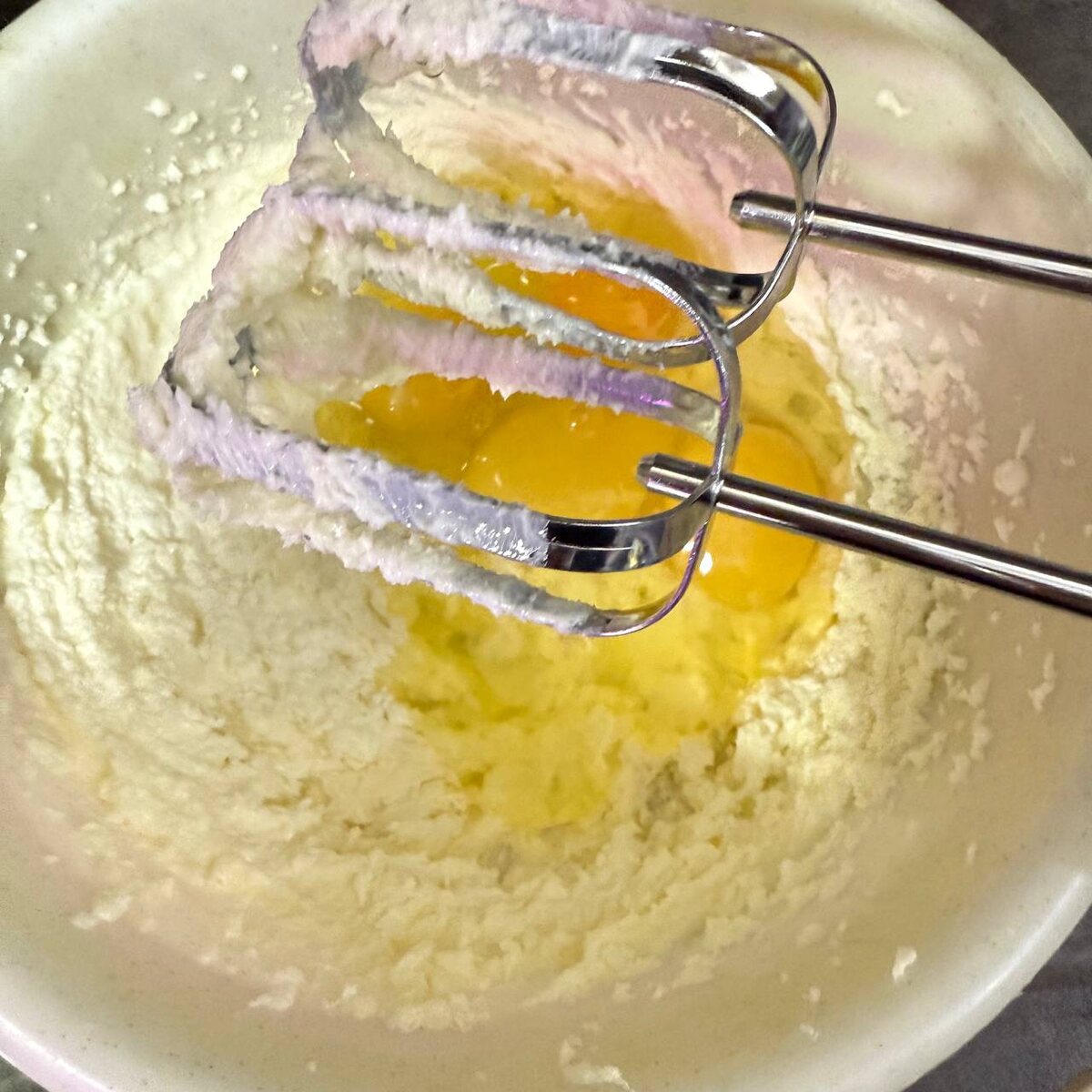 Добавляем яйца, опять взбиваем