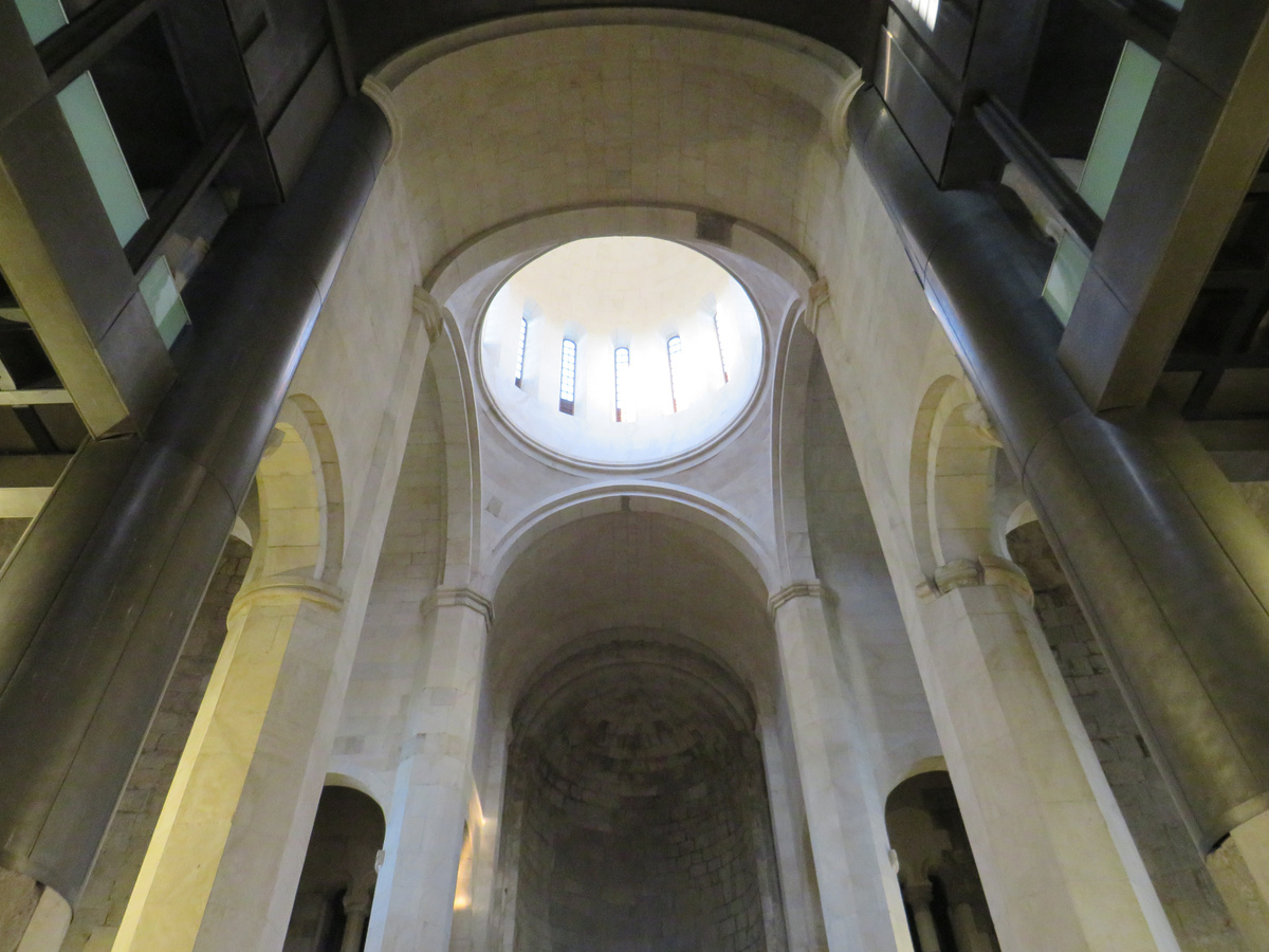 Интерьер храма Баграта в Кутаиси