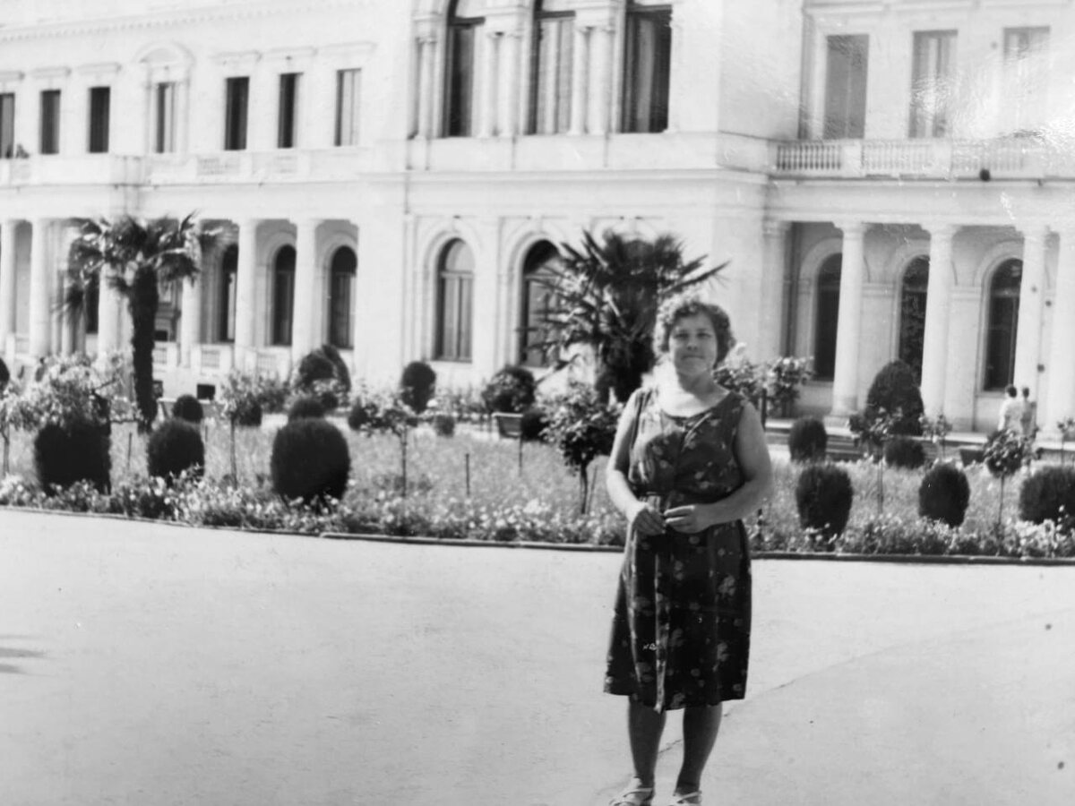 Бабушка в Крыму. В Ялте похоронен мой дедушка.