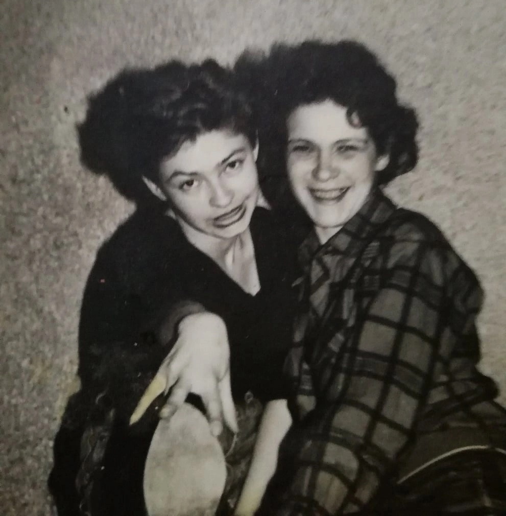 Светлана Рычкова, Наталья Неумоева перед концертом Ника Рок-н-Ролла, 1992-й год. Фотограф Виктор Щеголев