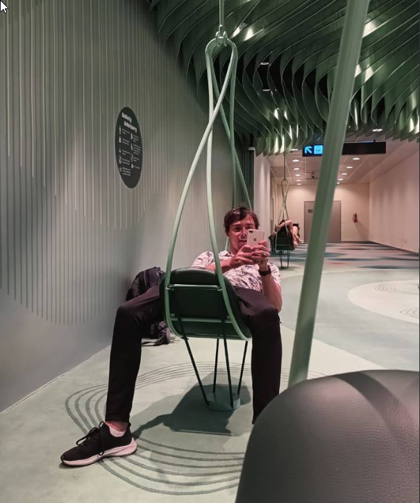 Уголок с качелями и физическими активностями, находится в терминале 3. Мое фото.