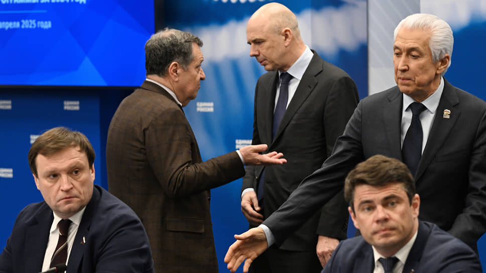 Слева направо: председатель комитета Думы по строительству и жилищно-коммунальному хозяйству Сергей Пахомов, председатель комитета по бюджету и налогам Андрей Макаров, министр финансов Антон Силуанов, руководитель фракции «Единая Россия» Владимир Васильев и председатель комитета по информационной политике, информационным технологиям и связи Сергей Боярский.📷Фото: Игорь Иванко / Коммерсантъ