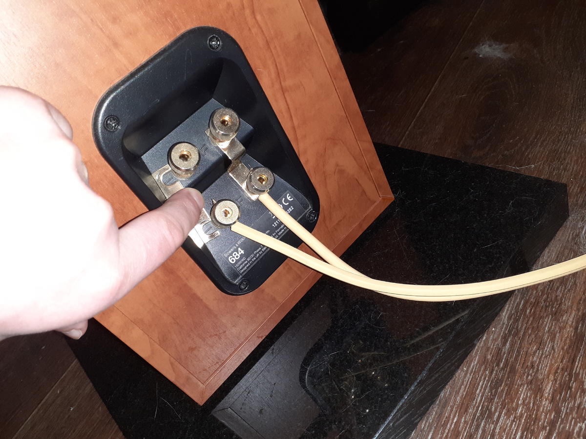 Даже здесь, земли ВЧ и НЧ/СЧ соединяются перемычкой, которая имеет сопротивление - потенциалы на них немного отличаются, хотя на схеме это всегда одна и та же земля.